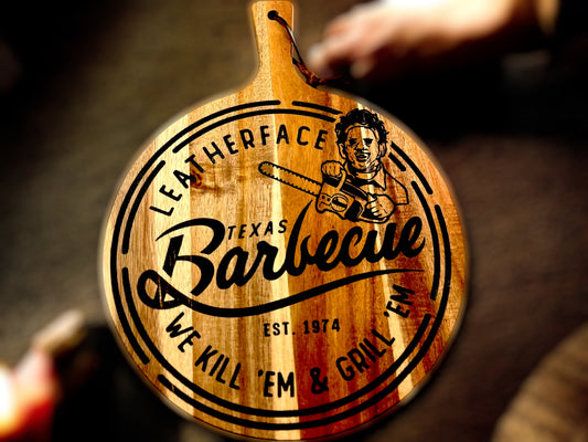 Leatherface Texas Barbecue Cutting Board – Horror-Themed Acacia Cheeseboard | 10.5” Round