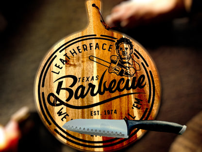 Leatherface Texas Barbecue Cutting Board – Horror-Themed Acacia Cheeseboard | 10.5” Round