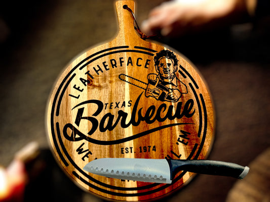 Leatherface Texas Barbecue Cutting Board – Horror-Themed Acacia Cheeseboard | 10.5” Round